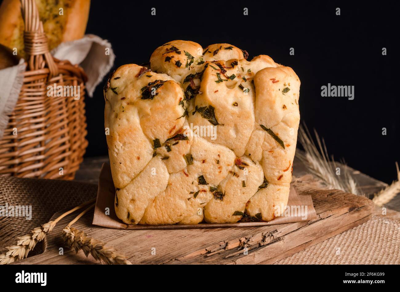 Bella pagnotta di pane bianco con un ricciolo sopra uno sfondo di legno Foto Stock