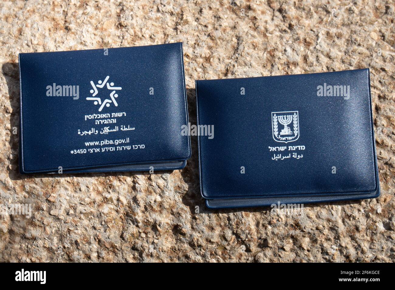 Gerusalemme, ISRAELE - 26 novembre 2019. Passaporti provvisori israeliani che giacciono sulle pietre antiche della vecchia Gerusalemme. Traduzione di una scrittura: Popolazione A. Foto Stock