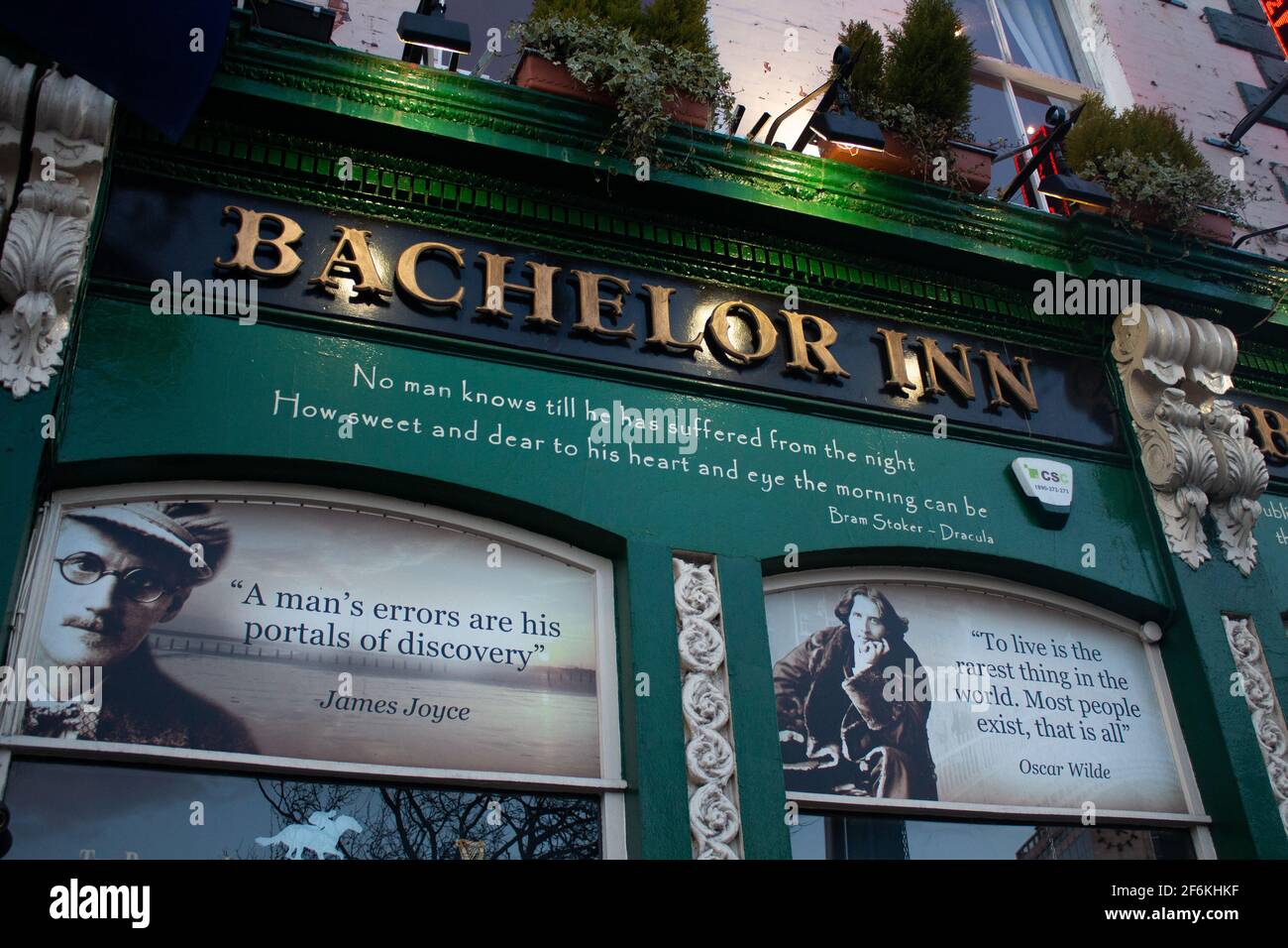 Dublino, Irlanda, 5 aprile 2013: L'esterno del Bachelor Inn bar a Dublino con immagini e citazioni di James Joyce e Oscar Wilde. Foto Stock