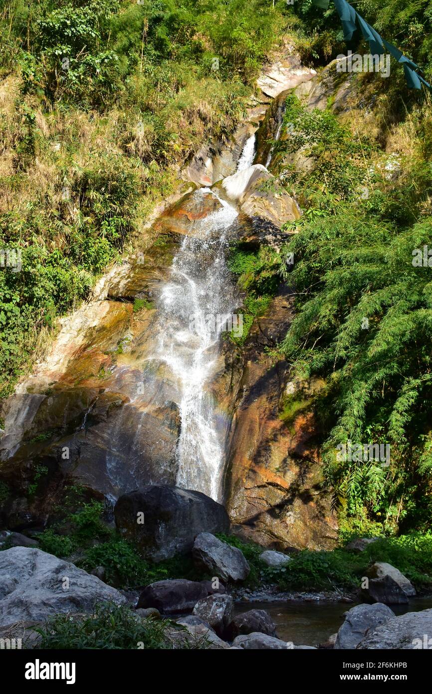 Bella cascata, acqua nuotata e orlata con linee bianche frustate, il verde circostante aggiunge ulteriormente alla sua bellezza. Foto Stock