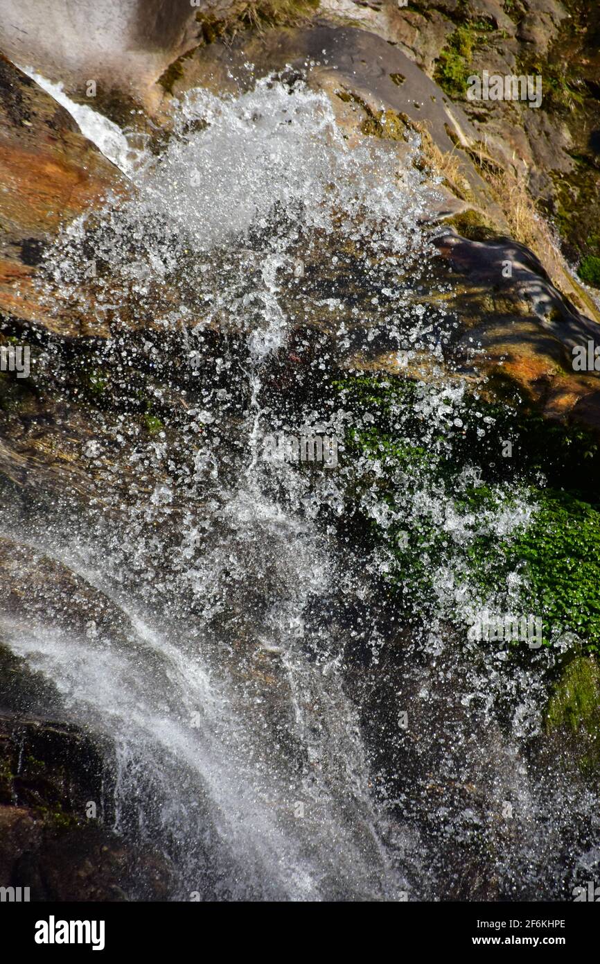 Bella cascata, acqua nuotata e orlata con linee bianche frustate, il verde circostante aggiunge ulteriormente alla sua bellezza. Foto Stock