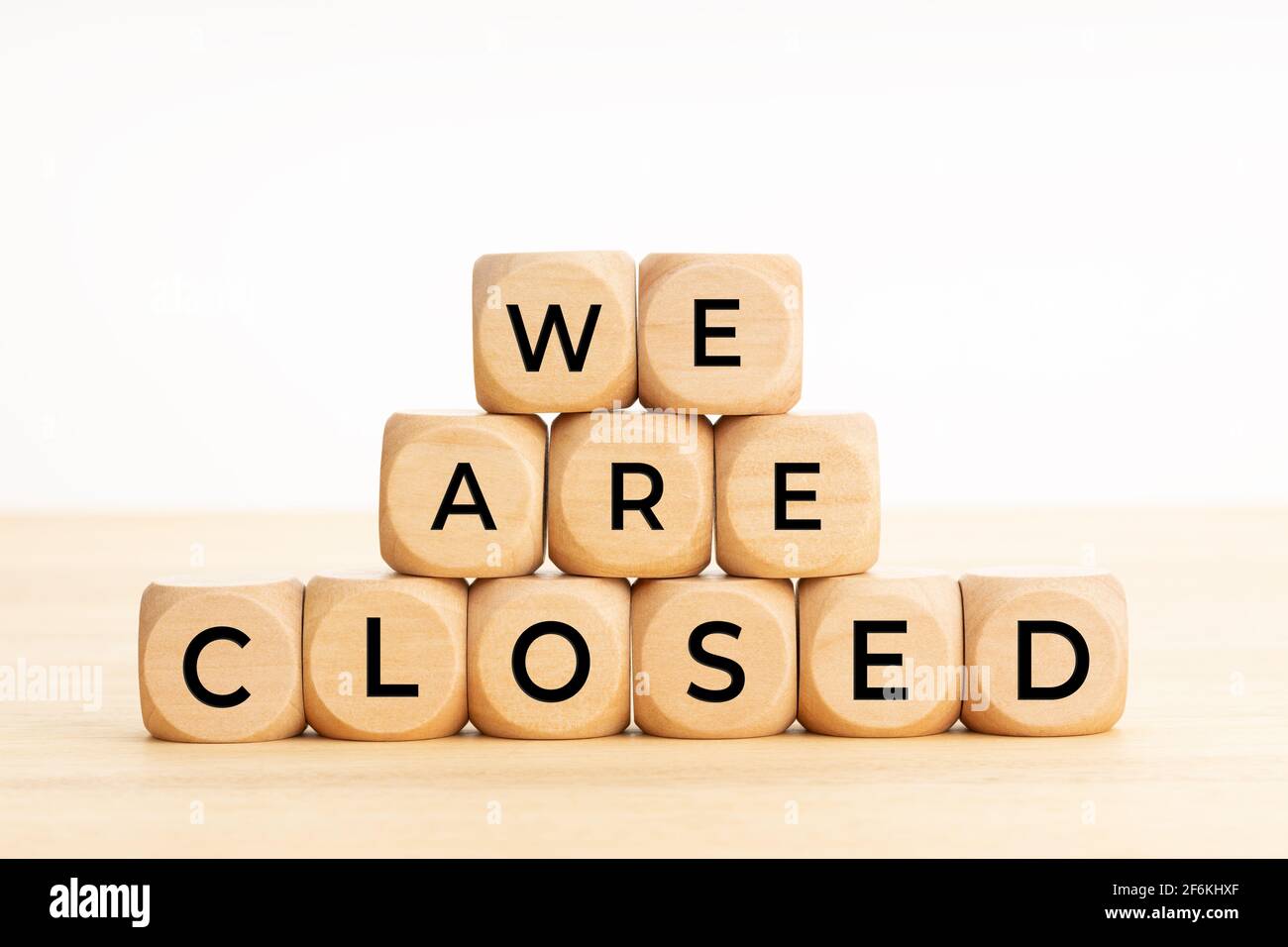 Siamo un concetto chiuso. Parole su blocchi di legno sul tavolo. Sfondo bianco. Spazio di copia Foto Stock