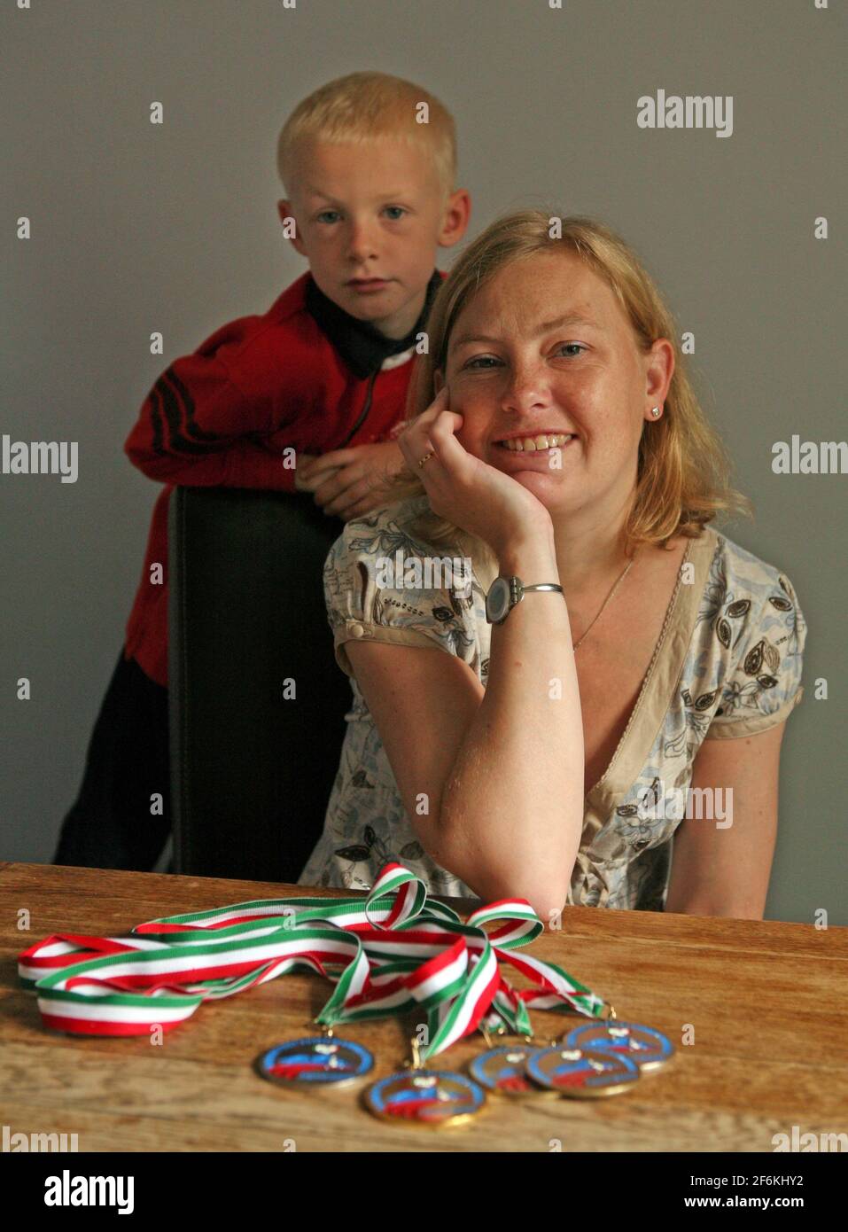 Teresa Cornell concorrente nel Transplant Games, con suo figlio Cameron (7) a casa in GT Dunmow, Essex pic David Sandison Foto Stock