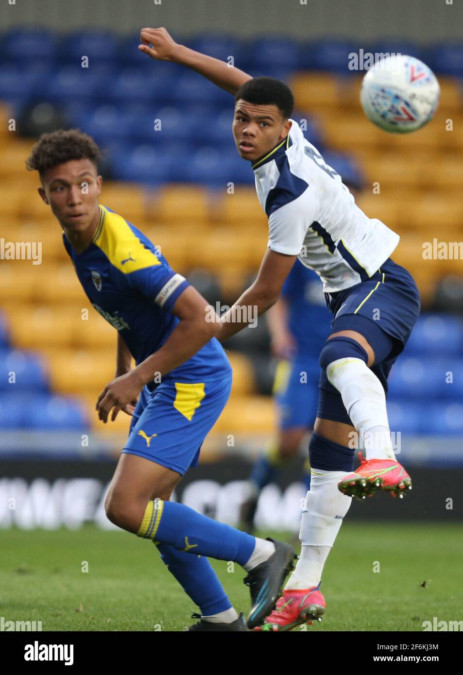 WIMBLEDON INGHILTERRA - MARZO 31: L-R Isaac Ogundere di AFC Wimbledon e Dane Scarlett di Tottenham Hotspur under 18s durante il quarto round della Coppa della Gioventù fa Foto Stock