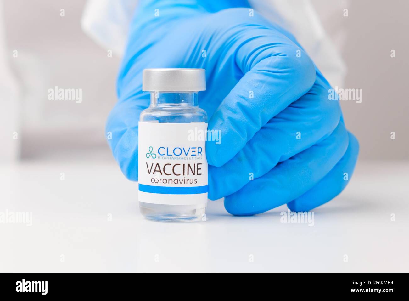 Vaccino China Clover contro Covid-19, coronavirus o SARS-Cov-2 in mano medica in guanti di gomma, marzo 2021, San Francisco, USA Foto Stock
