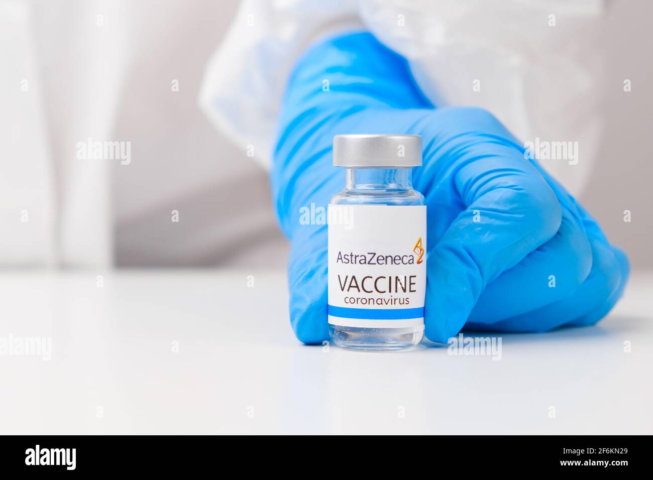 Vaccino Astra Zeneca contro Covid-19, coronavirus o SARS-Cov-2 in mano medica in guanti di gomma, marzo 2021, San Francisco, USA Foto Stock