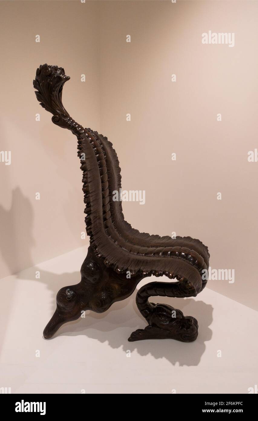 Sedia piegata in legno nel reparto arti decorative al Brooklyn Museum Di Art NYC Foto Stock