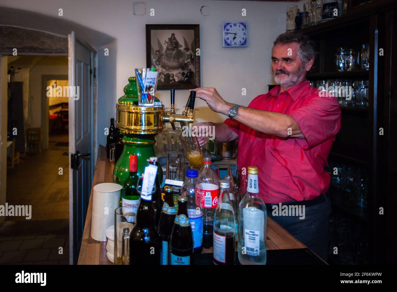 Rudi Loistl è un funzionario fiscale di professione e un appassionato birraio. Insieme alla moglie anni, che offre una cucina casalinga con la birra, ha trasformato la vecchia canonica di Altenstadt in un ristorante Zoigl Foto Stock