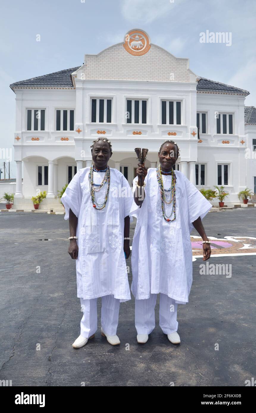 Gli abitanti di Yoruba si trovano di fronte al Palazzo di Ooni, nello Stato di Osun, in Nigeria. Foto Stock