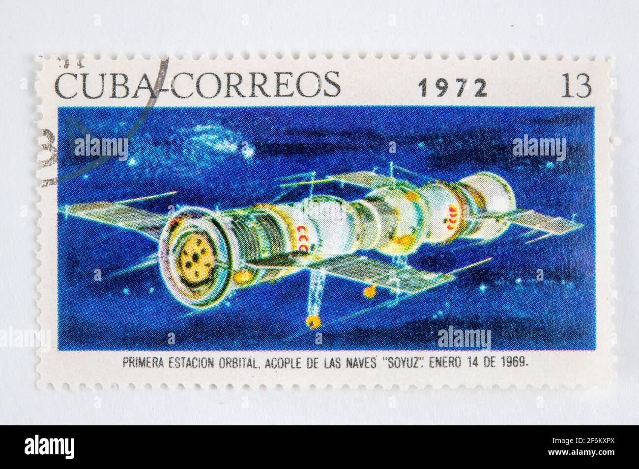 Le navicelle spaziali Soyuz attraccano per la prima volta su un antico francobollo cubano dal 1972 Foto Stock