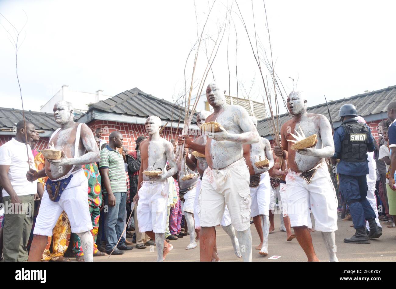 Guardia del palazzo (Lokoloko) che porta sacrifici a Oke-Mogun durante il Festival Olojo, Osun state, Nigeria. Foto Stock