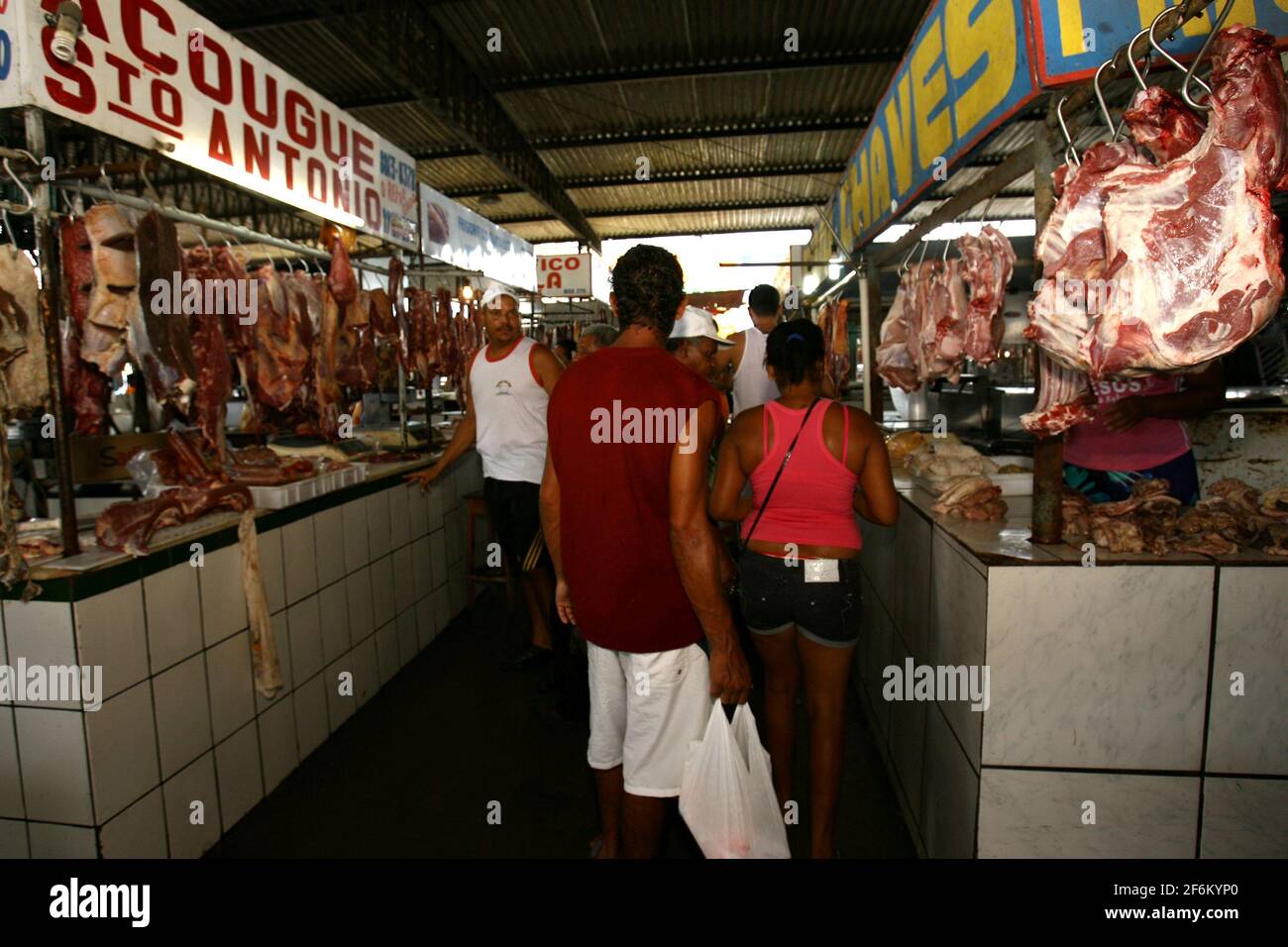 itabuna, bahia / brasile - 26 novembre 2011: Bolvina e carne di maiale si vedono appesi in bancarelle, senza refrigerazione alla fiera di Sao Caetano in Th Foto Stock