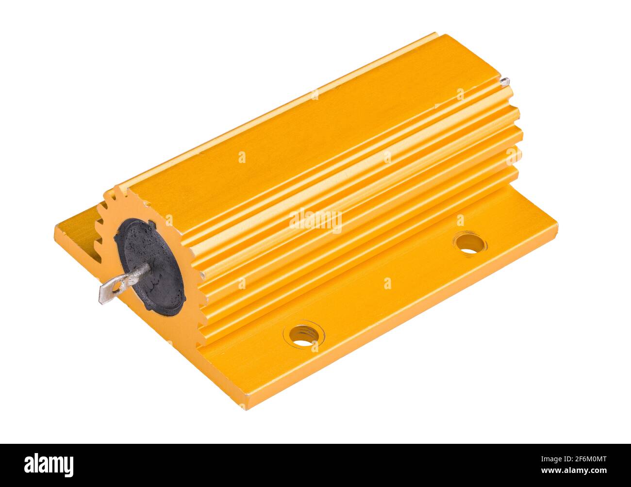 Resistore di potenza singolo in contenitore esterno di raffreddamento giallo. Primo piano del componente elettronico passivo rivestito in metallo con fori nel dissipatore di calore in alluminio anodizzato. Foto Stock