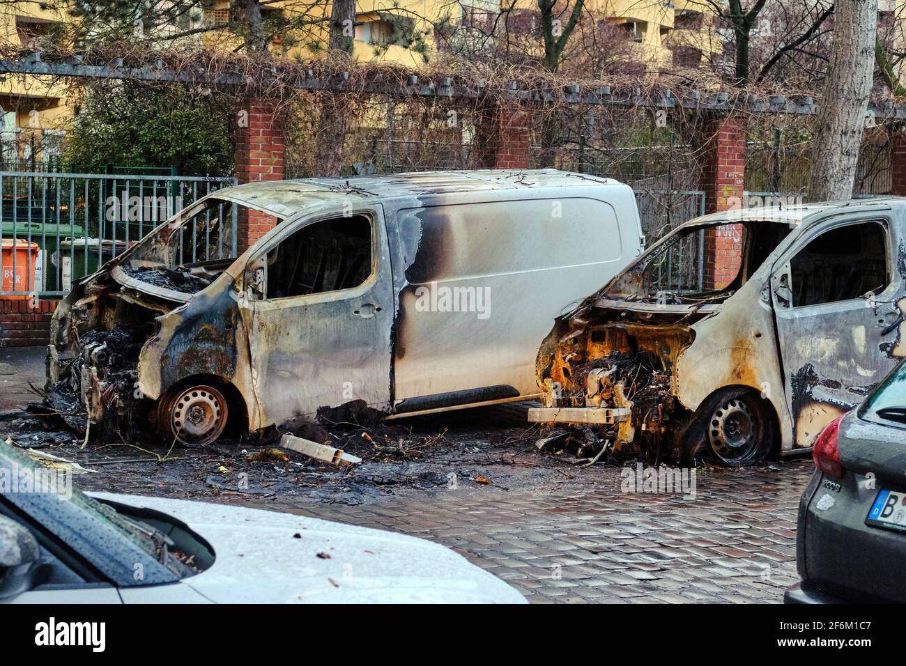 Berlino, Germania. 14 Marzo 2021. Due furgoni bruciati appartenenti ad una società di noleggio auto si trovano sul lato della strada a Kohlfurter Straße, nel distretto di Kreuzberg. La polizia sospetta che sia arson. Credit: Stefan Jaitner/dpa/Alamy Live News Foto Stock