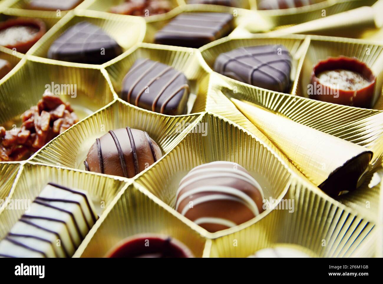 Selezione di latte fine e praline belghe al cioccolato fondente. Foto Stock