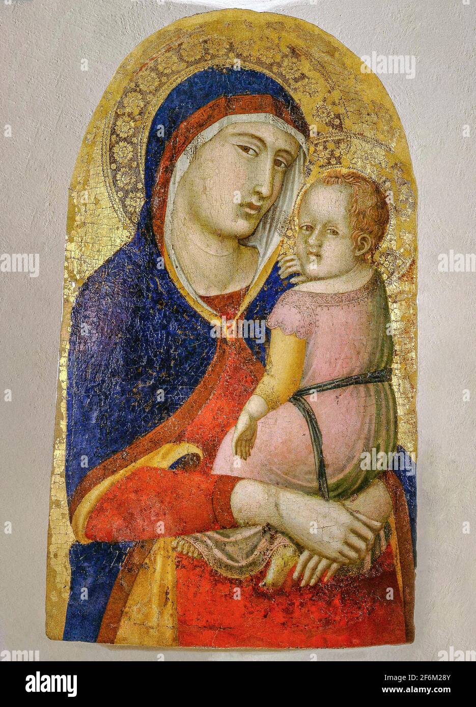 Italia ,Toscana Buonconvento Museo di Arte Sacra della Val d'Arbia 'Madonna con Bambino' di Pietro Lorenzetti prima del 1348 Foto Stock