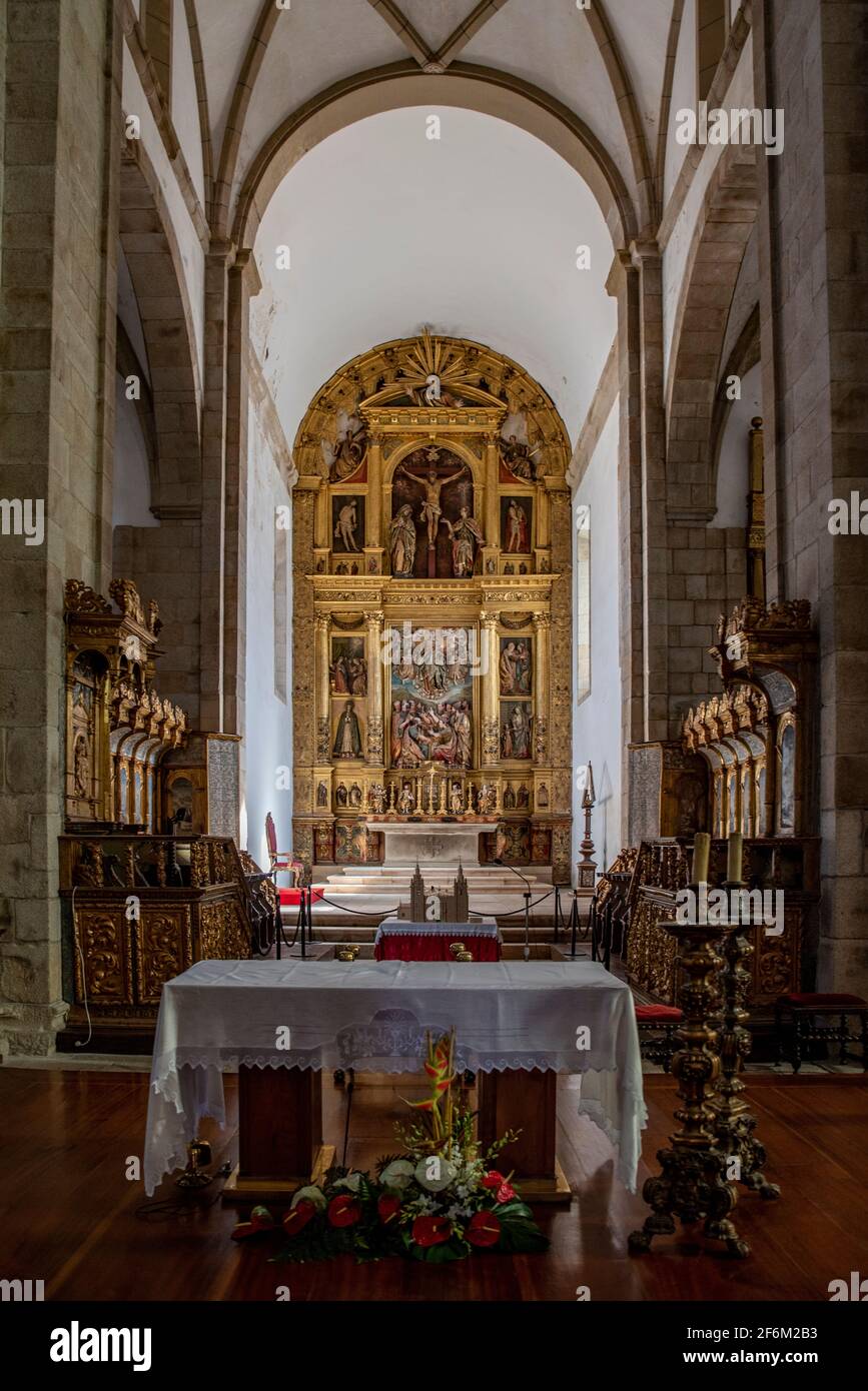 Miranda do Douro , Portogallo; 2019 agosto: Cattedrale cattolica di stile manierista con una facciata austera fiancheggiata da campanili imposti su ogni lato, io Foto Stock