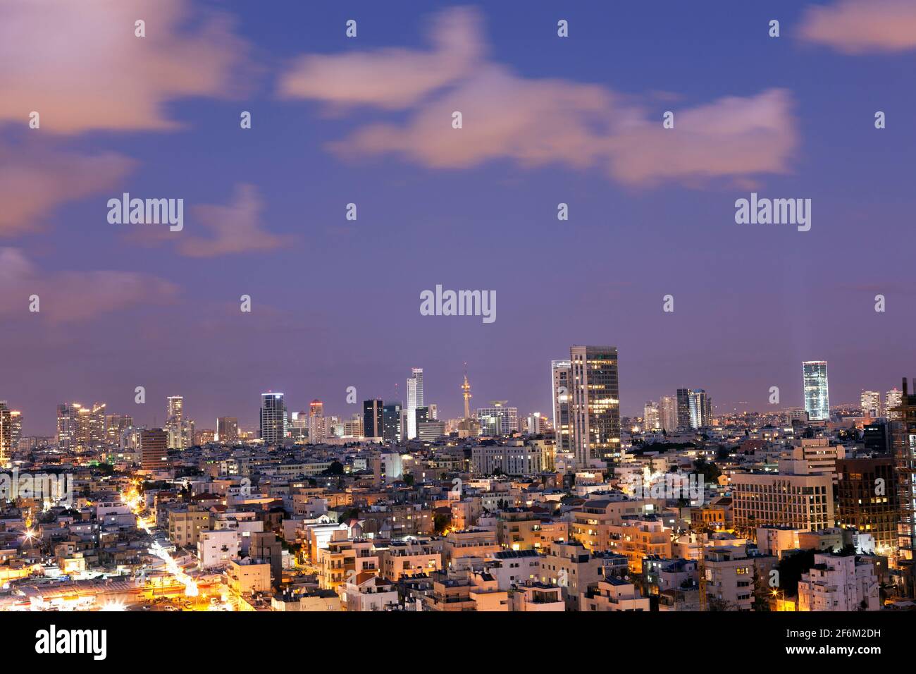 Israele, Tel Aviv, skyline della città al tramonto Foto Stock