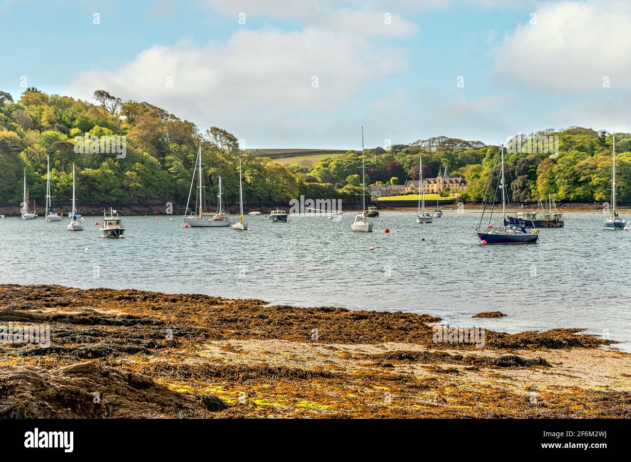 Barche a vela sulla costa vicino a St.Mawes, con la 'Place House' sullo sfondo, Cornovaglia, Inghilterra, Regno Unito Foto Stock