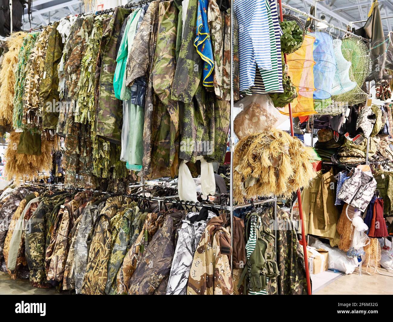 Abbigliamento caldo per i cacciatori nel mercato Foto Stock
