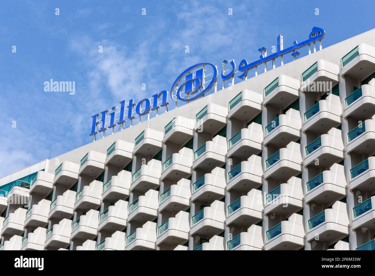 Dubai, Emirati Arabi Uniti, 22.02.2021. La facciata esterna dell'hotel di lusso Hilton Dubai Jumeirah con file e linee di piccoli balconi identici che creano un motivo geometrico Foto Stock