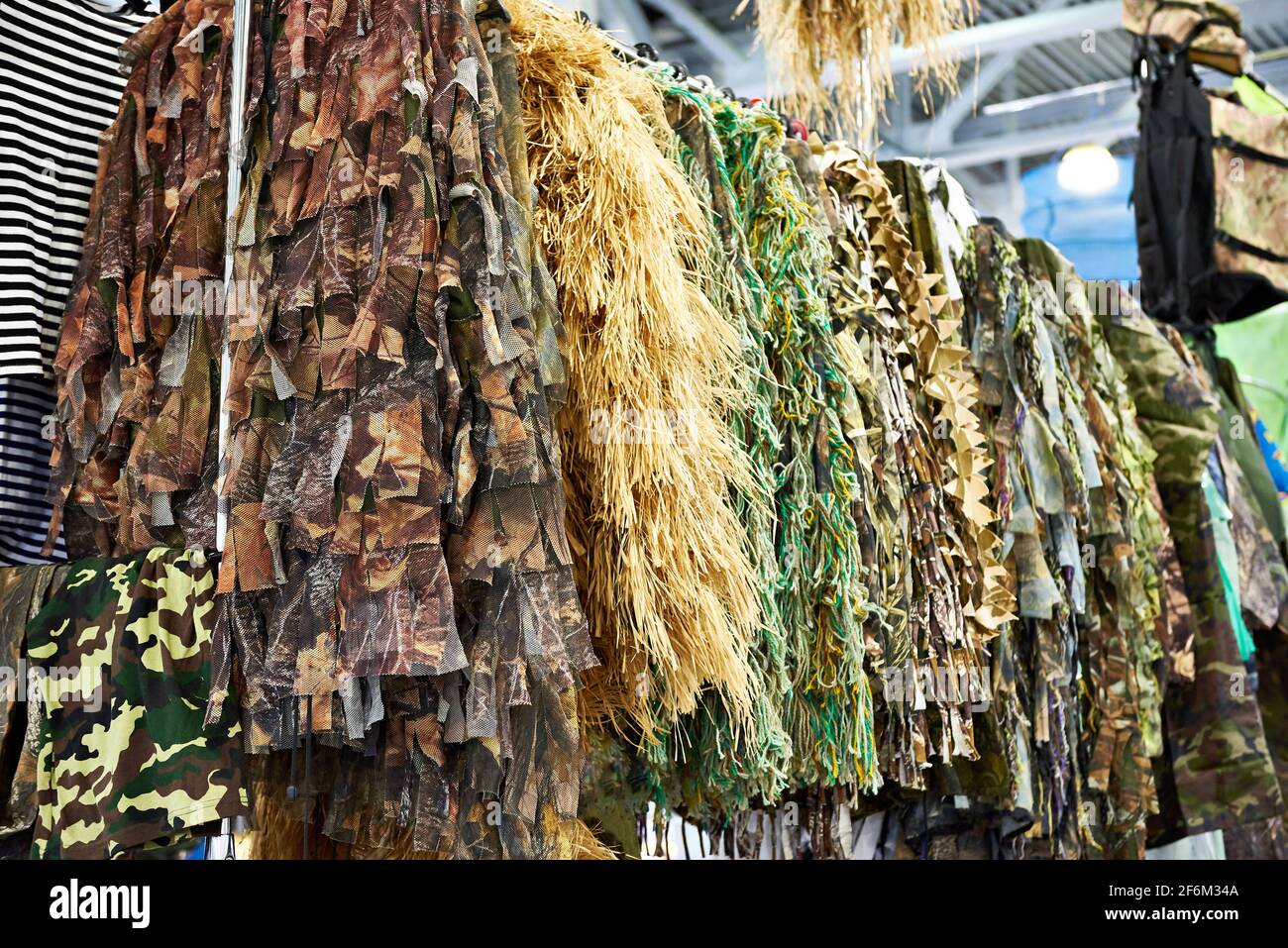 Camouflage abbigliamento per cacciatori nel mercato Foto Stock