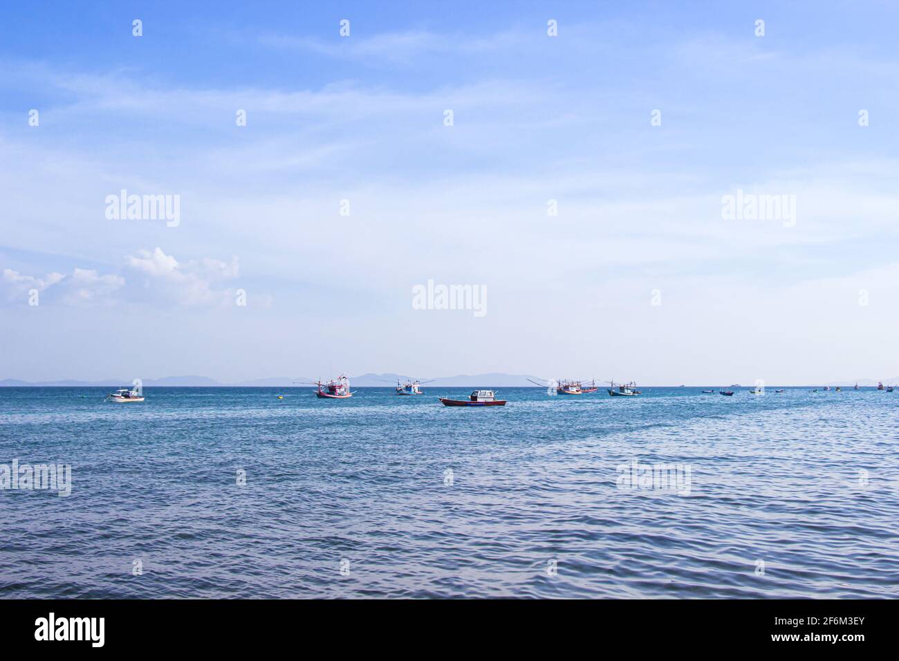Tradizionale barca da pesca tailandese che galleggia nel mare della Thailandia vicino a Koh Larn il giorno il cielo luminoso. Foto Stock