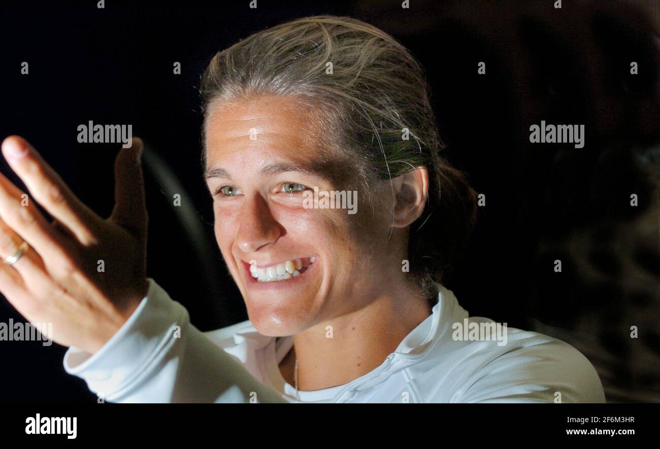 AMELIE MAURESMO (FRA) AL THE HASTINGS TENNIS DIRETTO INTERNAZIONALE AL DEVONSHIRE PARK EASTBOURNE . 19/6/2006 FOTO DAVID ASHDOWN Foto Stock