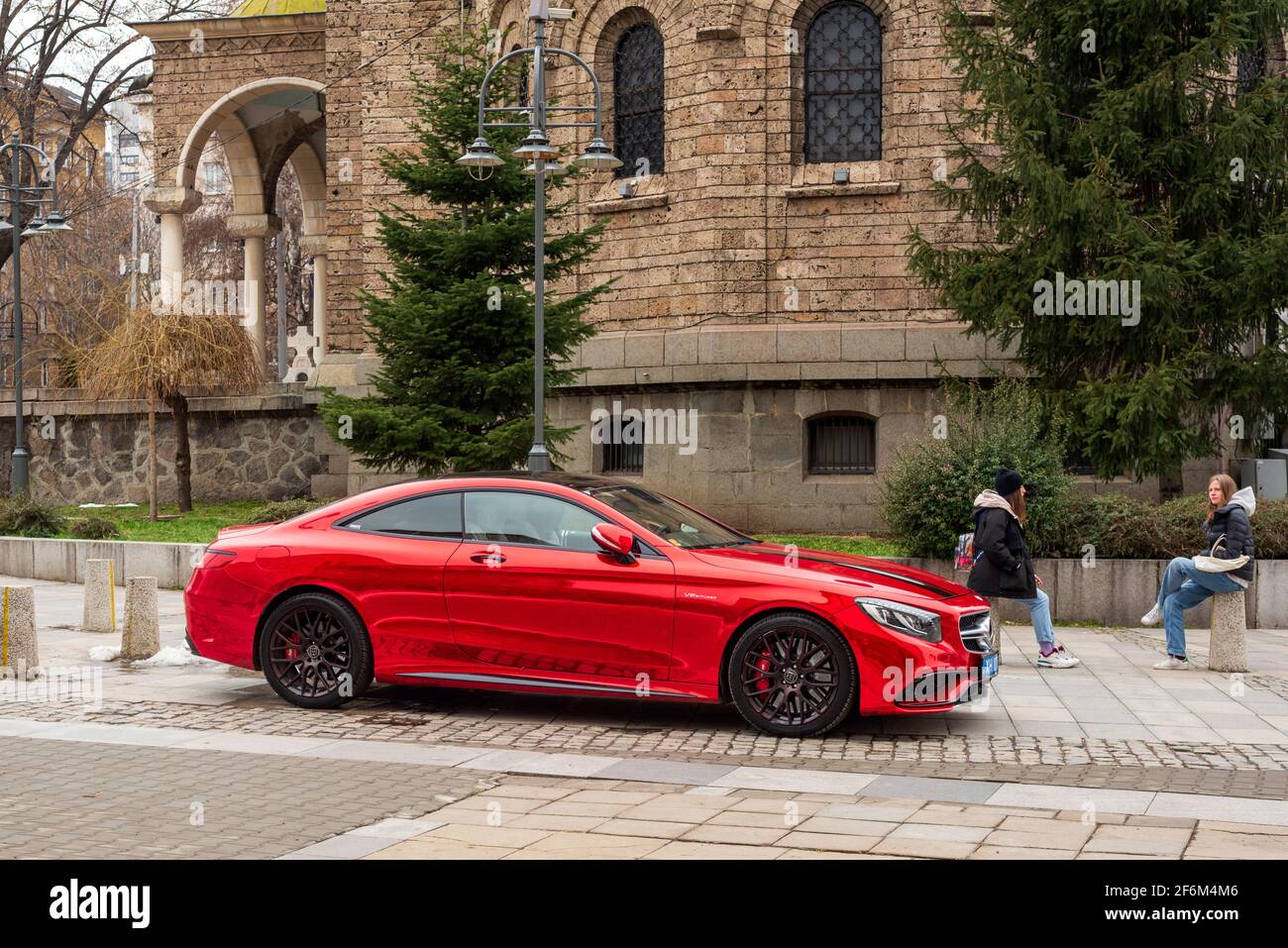 Rosso lucido Mercedes-Benz S63 AMG V8 Biturbo Coupe parcheggiato da una chiesa a Sofia, Bulgaria, Europa dell'Est, UE Foto Stock