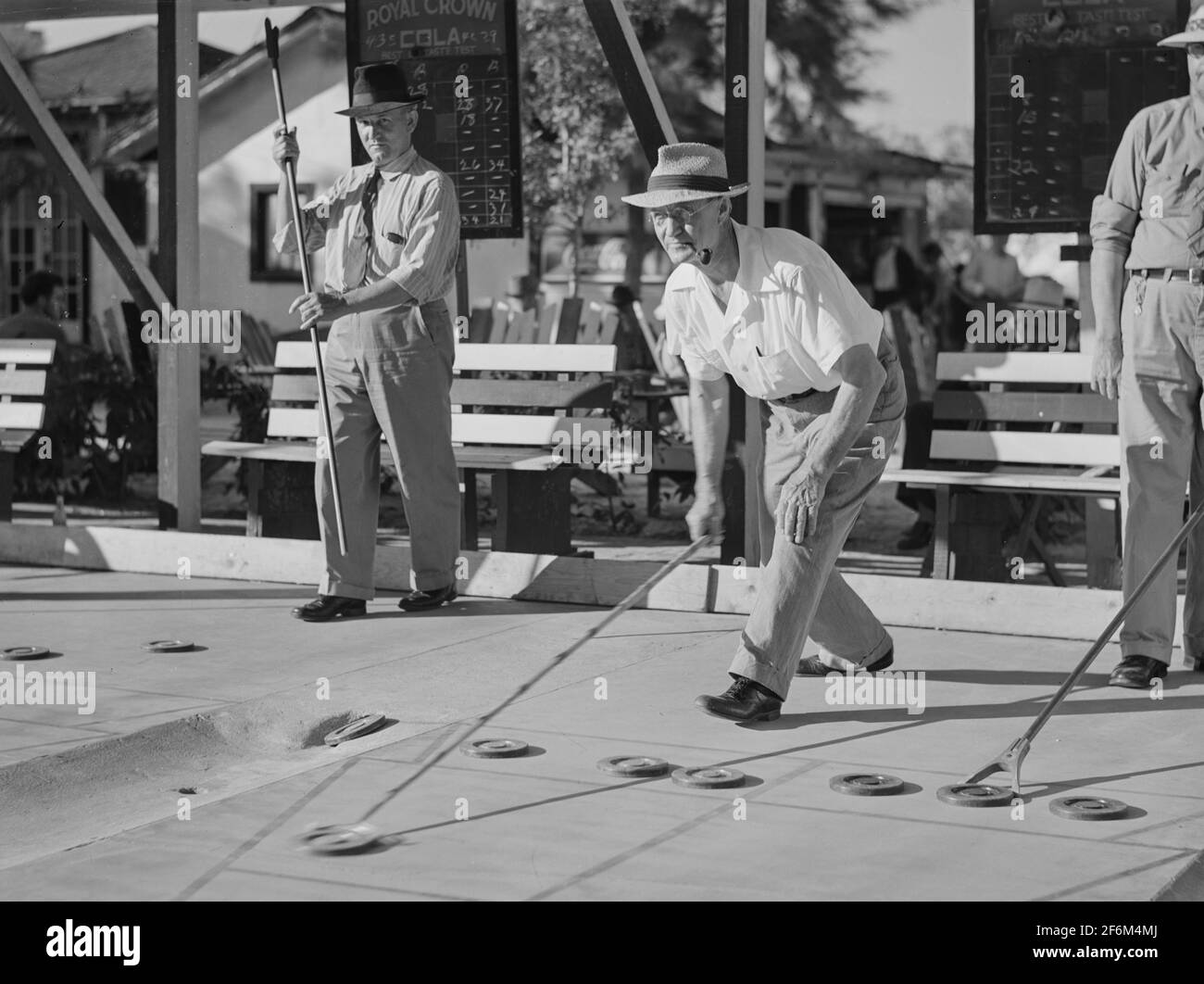 Gli ospiti del Sarasota Trailer Park, Sarasota, Florida, giocano a shuffleboard. 1941. Foto Stock