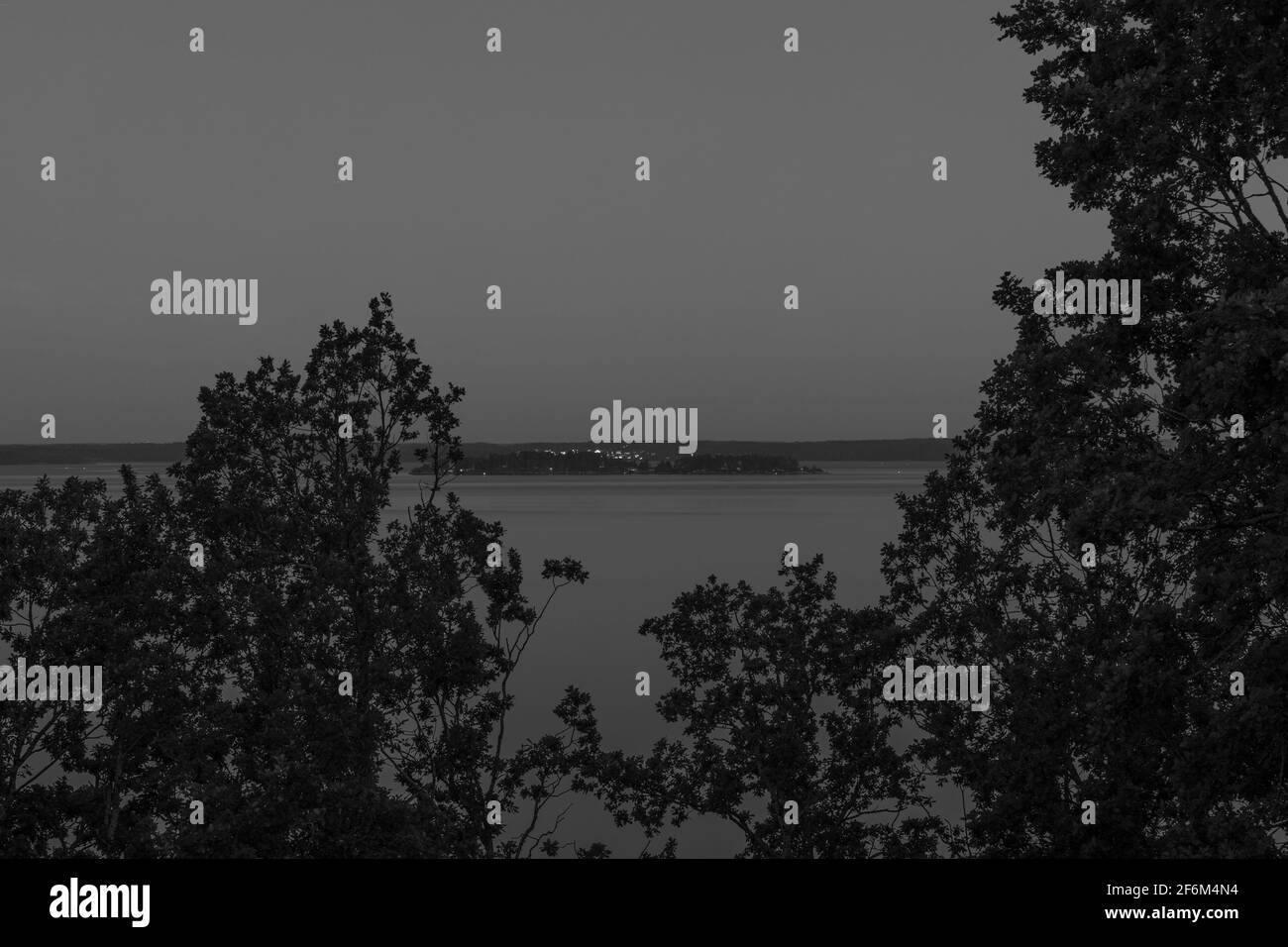Incredibile bellezza tramonto sul Mar Baltico sullo sfondo. Bianco e nero. Bella estate natura sfondi. Svezia. Foto Stock