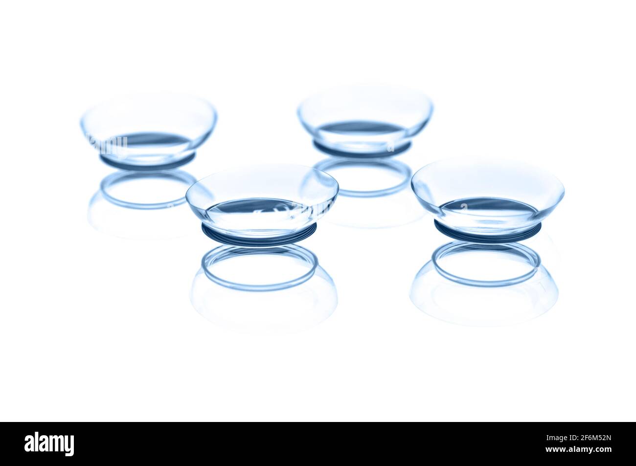 Quattro lenti a contatto con riflessione, isolate su sfondo bianco Foto Stock
