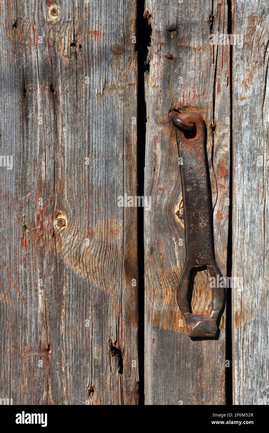 Arrugginito blocco rotto sulla vecchia porta di legno Foto Stock