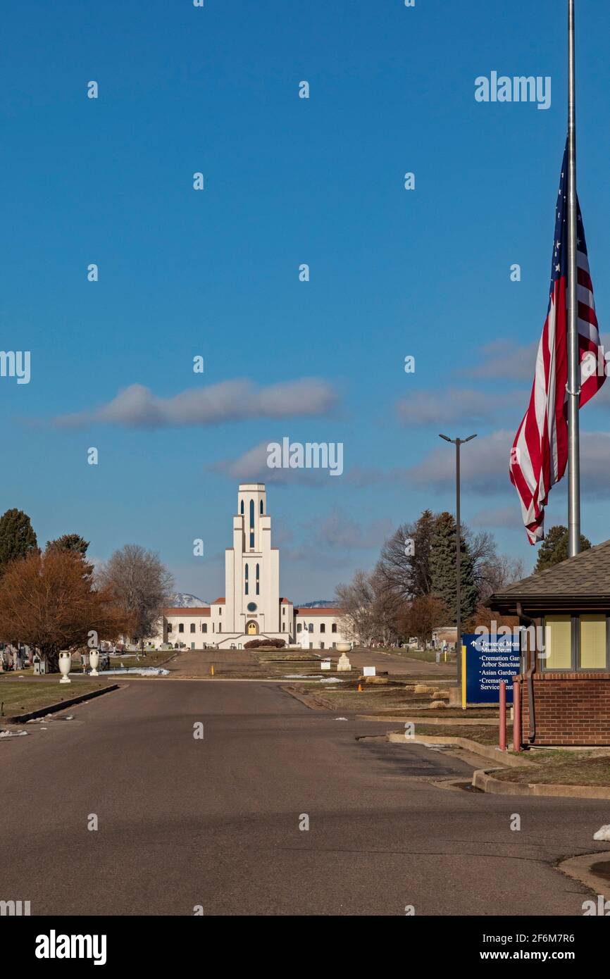 Wheat Ridge, Colorado - il Mausoleo della Torre dei ricordi nel Cimitero di Olinger-Crown Hill. Il mausoleo a sette piani è stato progettato nel 1926 da archi gotici Foto Stock