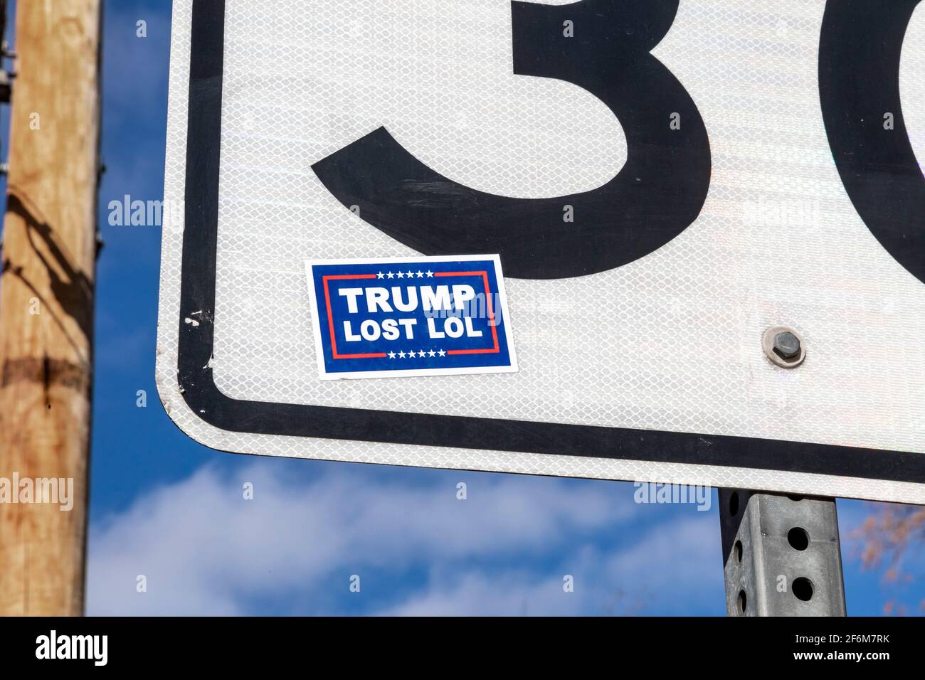 Wheat Ridge, Colorado - un adesivo che legge 'Trump Lost LOL' su un cartello stradale in un sobborgo di Denver. Foto Stock