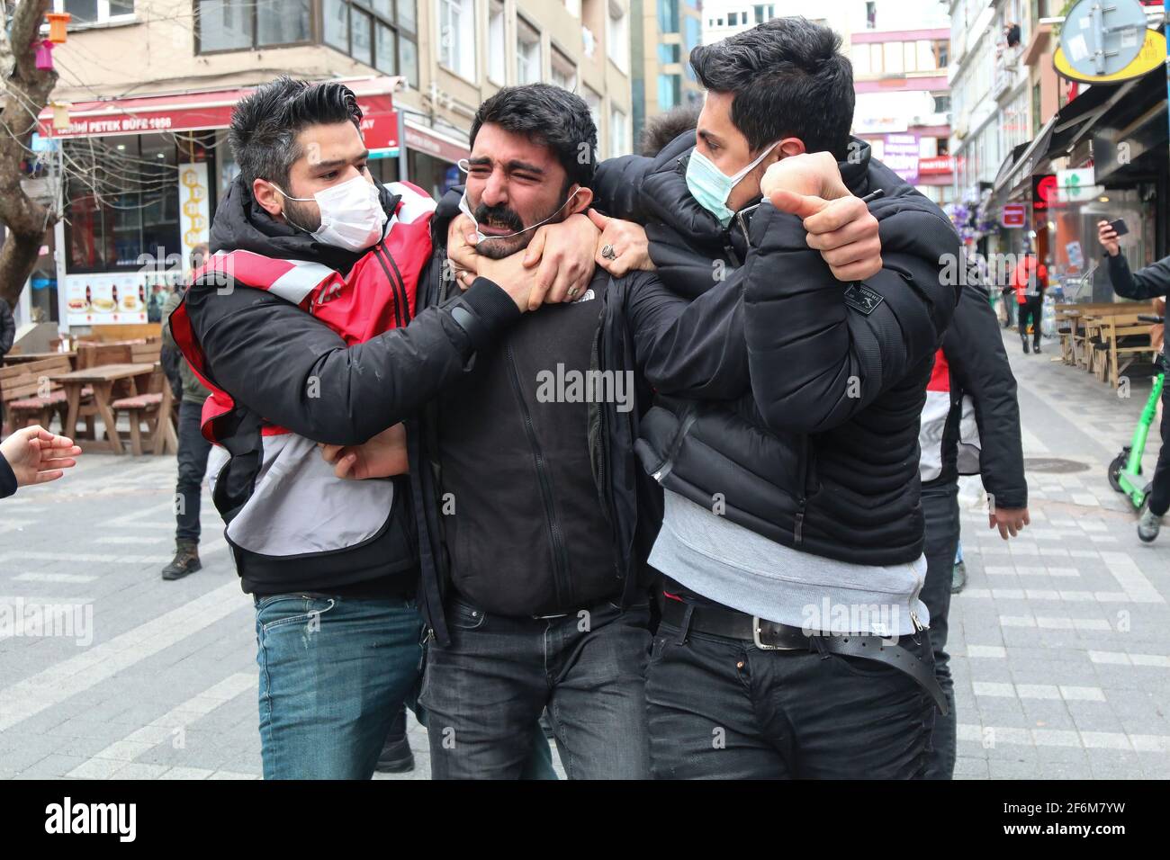 Istanbul, Turchia. 01 Aprile 2021. Un manifestante è stato brutalmente arrestato dalla polizia, durante una manifestazione a sostegno degli studenti universitari Bogazici. Da circa tre mesi ormai, gli studenti dell'Università Bogazici di Kadikoy protestano contro Melih Bulu, che è stato nominato rettore dell'Università dal presidente Recep Tayyip Erdogan. Gli studenti affermano che la nomina è illegale e pro-dominante. (Foto di Hakan AKGUN/SOPA Images/Sipa USA) Credit: Sipa USA/Alamy Live News Foto Stock