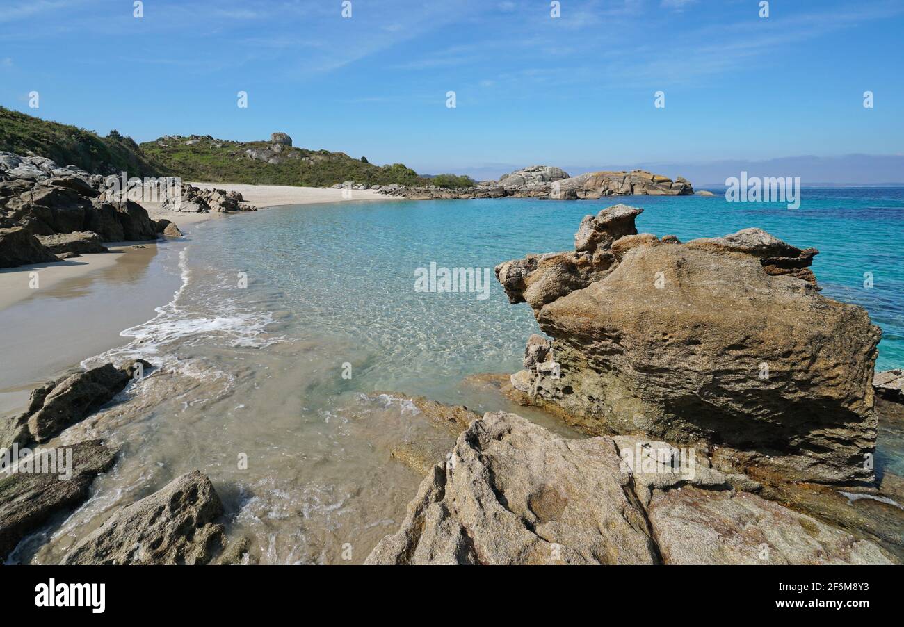 Spiaggia con rocce e sabbia in Galizia, Spagna, Oceano Atlantico, Cangas, provincia di Pontevedra, Praia da Lagoelas Foto Stock