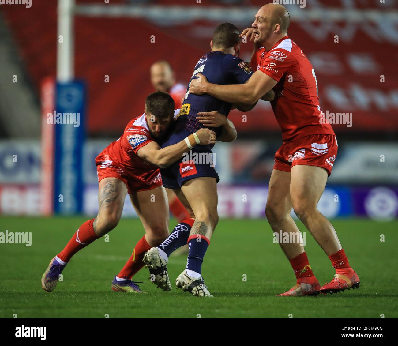 Joel Thompson (11) di St Helens è stato affrontato da George King (16) e Greg Minikin (3) di Hull KR in, il 4/1/2021. (Foto di Mark Cosgrove/News Images/Sipa USA) Credit: Sipa USA/Alamy Live News Foto Stock