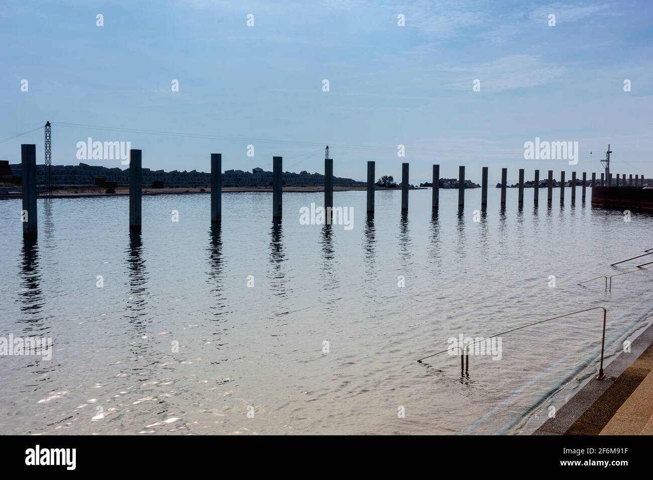 Piscina di acqua salata nel Mar Mediterraneo, in inverno, senza onde e un cielo blu nuvoloso. Novembre a Barcellona Spagna. Foto Stock