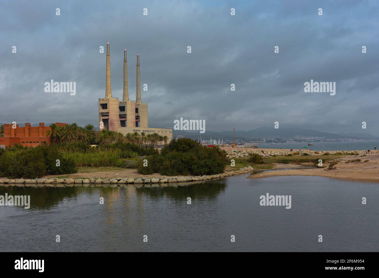 Paesaggio con una vecchia centrale termica disutilizzata per il Produzione di energia elettrica a Barcellona Spagna Foto Stock