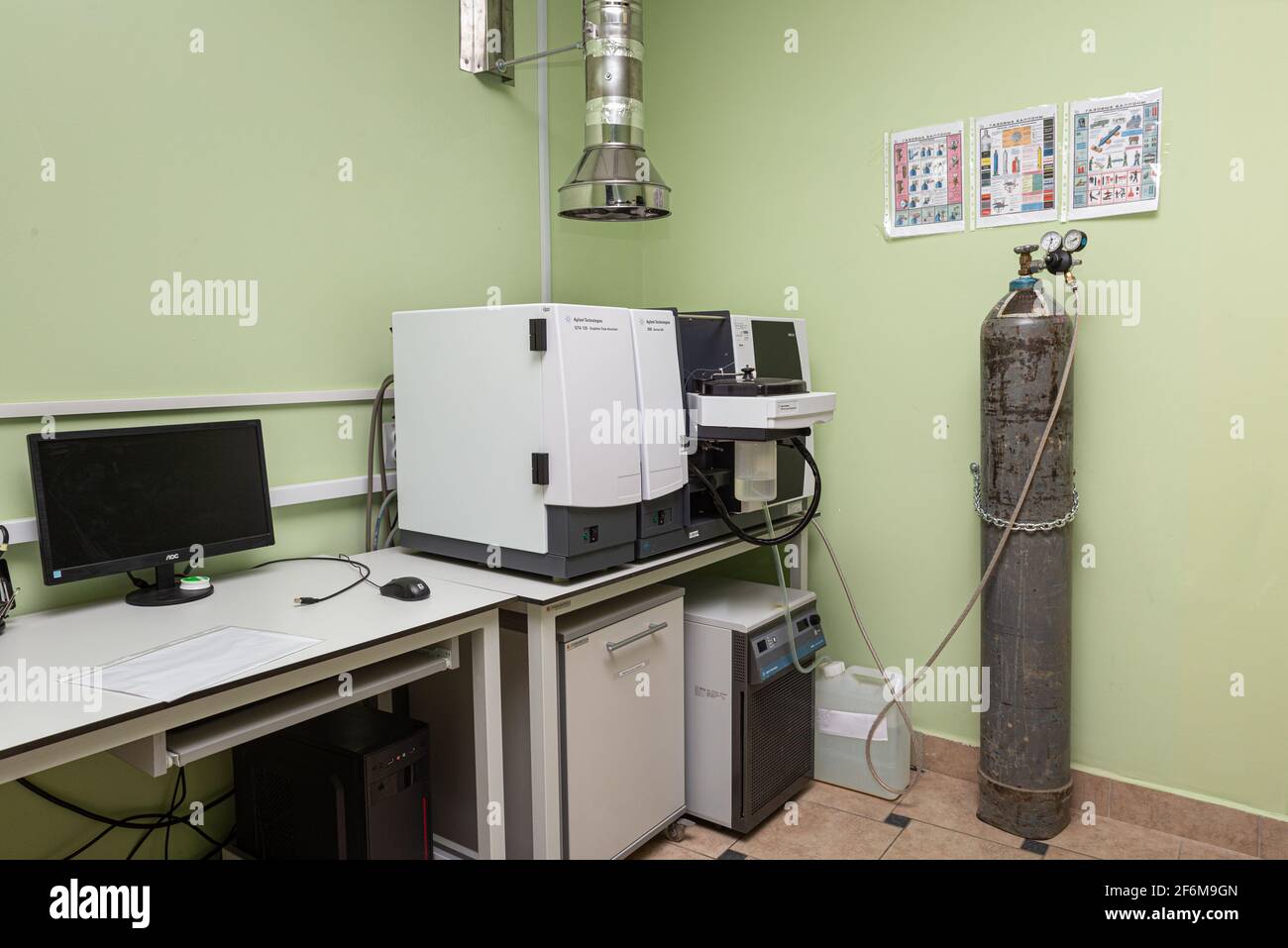 Esecuzione di esperimenti chimici e biologici in laboratorio. Foto Stock