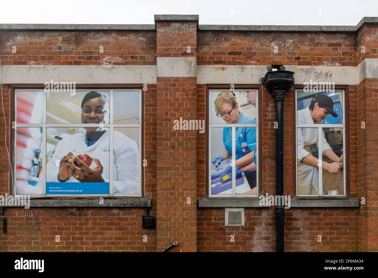 Poster di reclutamento per le professioni nel settore sanitario esposti all'esterno di un edificio NHS presso il Royal Hampshire County Hospital, Winchester, Regno Unito Foto Stock