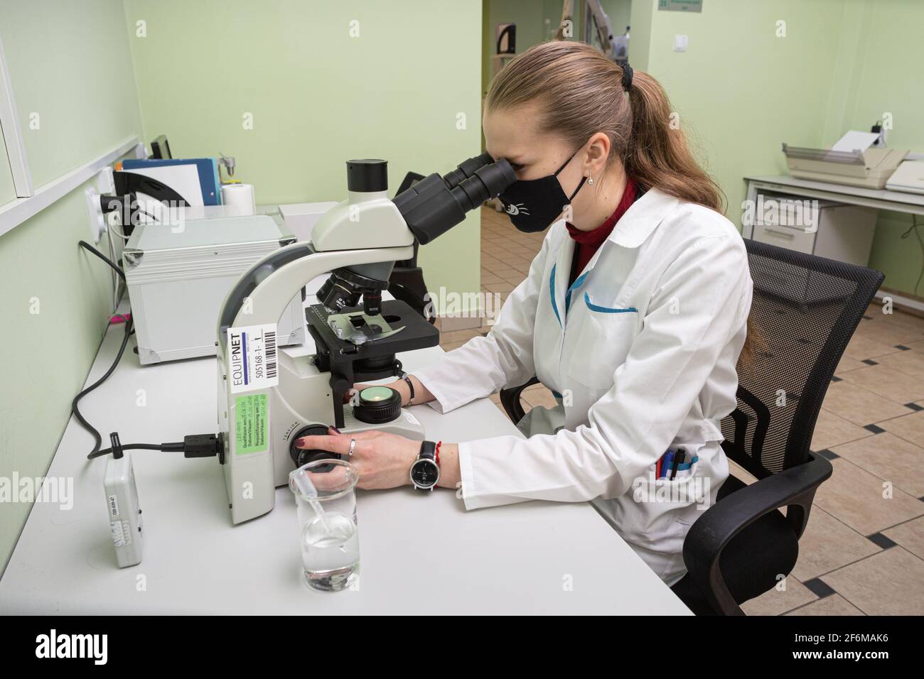 Uno studio di laboratorio con microscopio. Foto Stock