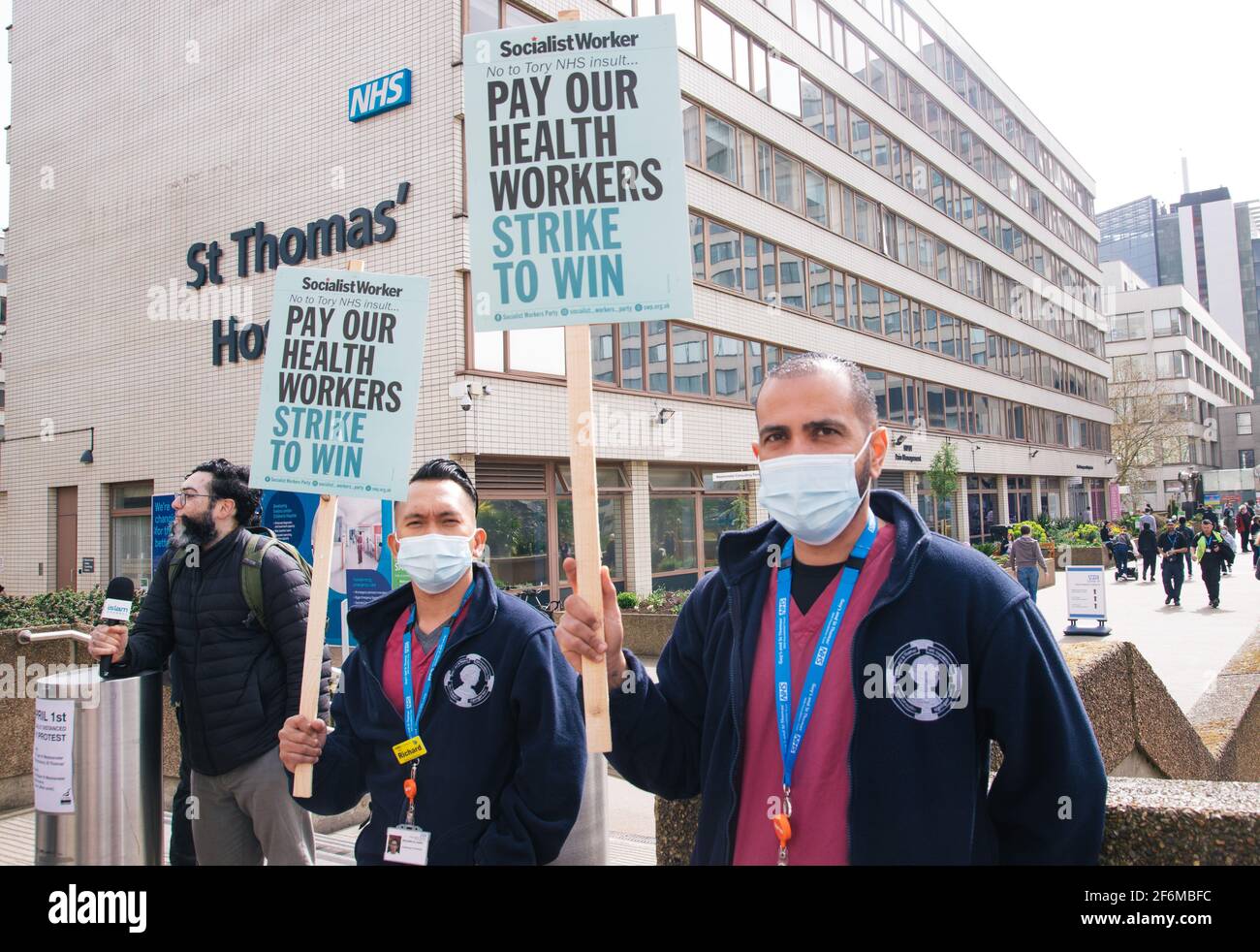 St Thomas's Hospital, Londra, Regno Unito 1 aprile 2021. Il personale di NHS protesta contro l'offerta di un 1% di aumento di paga credito: Denise Laura Baker/Alamy Live News Foto Stock