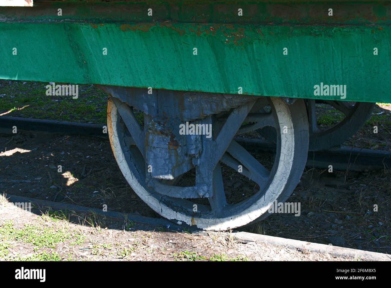 Dnepropetrovsk, Ucraina - 04.01.2021:treno corazzato nel museo all'aperto. Un treno corazzato della prima guerra mondiale, la mitragliatrice Maxim, la vecchia artiglieria Foto Stock