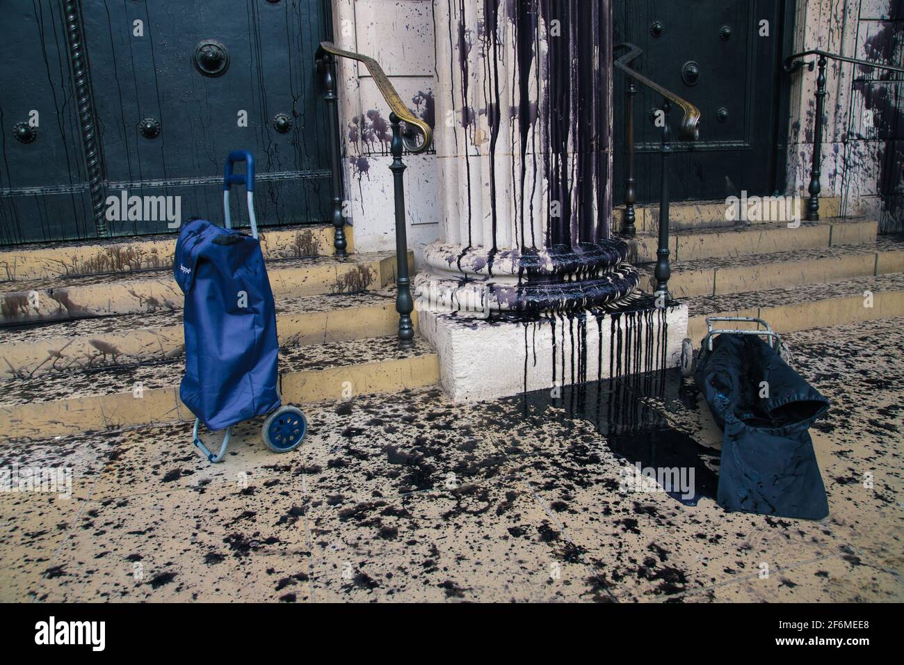 Bank of England, Londra, Regno Unito. Estinzione i manifestanti della ribellione si rivolgono alla Banca d'Inghilterra per il loro investimento in combustibili fossili che spruzzano petrolio falso sulla parte anteriore dell'edificio come parte di un elaborato prank degli sciocchi di aprile. Sono stati effettuati arresti per danni e trasgressione. La polizia non indossare maschere in conformità con le restrizioni Covid fatto arresti. Credit: Denise Laura Baker/Alamy Live News Foto Stock