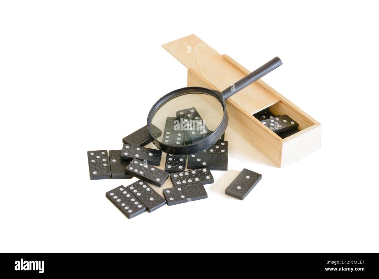 Dominanti e lente d'ingrandimento. Scatola di legno con trucioli. Concetto di studio del rischio. Isolato su sfondo bianco. Foto Stock