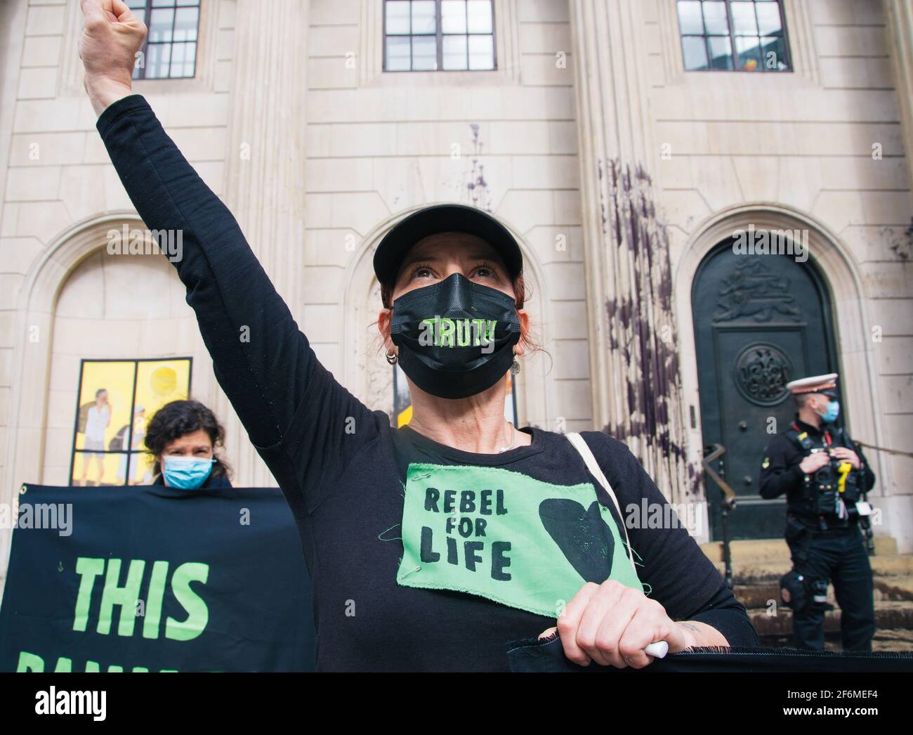 Bank of England, Londra, Regno Unito. Estinzione i manifestanti della ribellione si rivolgono alla Banca d'Inghilterra per il loro investimento in combustibili fossili che spruzzano petrolio falso sulla parte anteriore dell'edificio come parte di un elaborato prank degli sciocchi di aprile. Sono stati effettuati arresti per danni e trasgressione. La polizia non indossare maschere in conformità con le restrizioni Covid fatto arresti. Credit: Denise Laura Baker/Alamy Live News Foto Stock