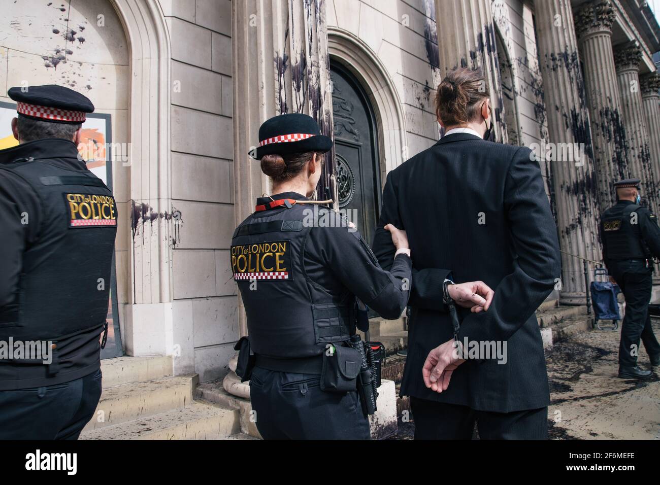 Bank of England, Londra, Regno Unito. Estinzione i manifestanti della ribellione si rivolgono alla Banca d'Inghilterra per il loro investimento in combustibili fossili che spruzzano petrolio falso sulla parte anteriore dell'edificio come parte di un elaborato prank degli sciocchi di aprile. Sono stati effettuati arresti per danni e trasgressione. La polizia non indossare maschere in conformità con le restrizioni Covid fatto arresti. Credit: Denise Laura Baker/Alamy Live News Foto Stock