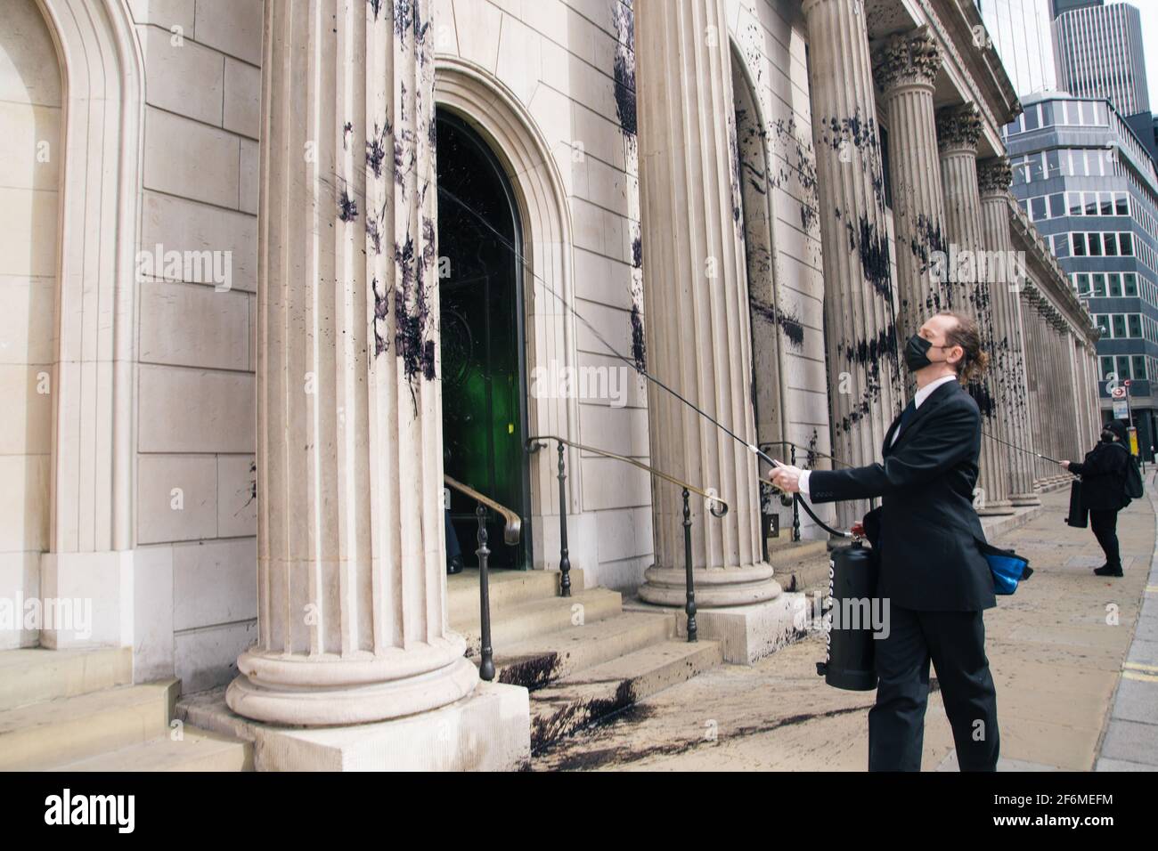 Bank of England, Londra, Regno Unito. Estinzione i manifestanti della ribellione si rivolgono alla Banca d'Inghilterra per il loro investimento in combustibili fossili che spruzzano petrolio falso sulla parte anteriore dell'edificio come parte di un elaborato prank degli sciocchi di aprile. Sono stati effettuati arresti per danni e trasgressione. La polizia non indossare maschere in conformità con le restrizioni Covid fatto arresti. Credit: Denise Laura Baker/Alamy Live News Foto Stock